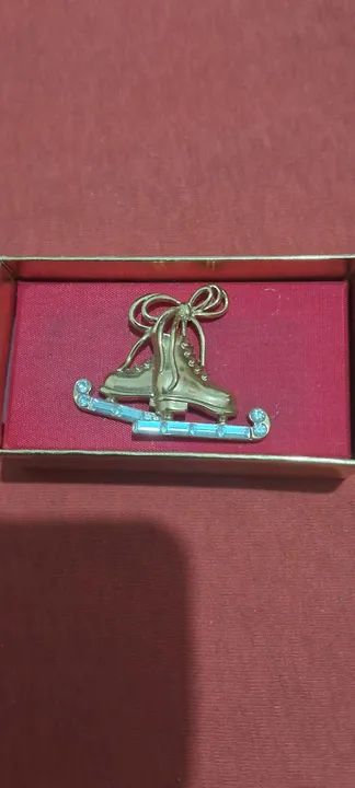 MONET Patins de Gelo Strass Broche Dourado 