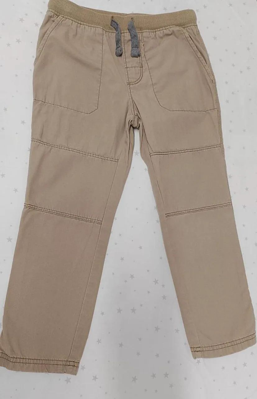 Calça infantil bege cargo.