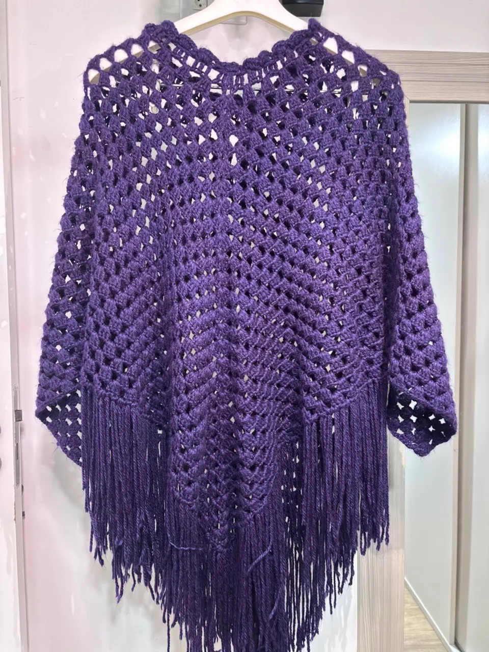 Poncho de crochê roxo com franjas