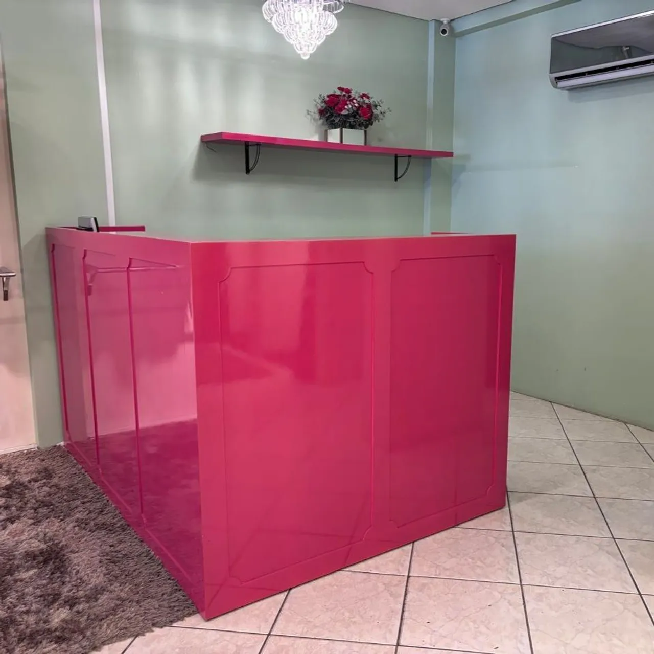 Balcão de recepção rosa