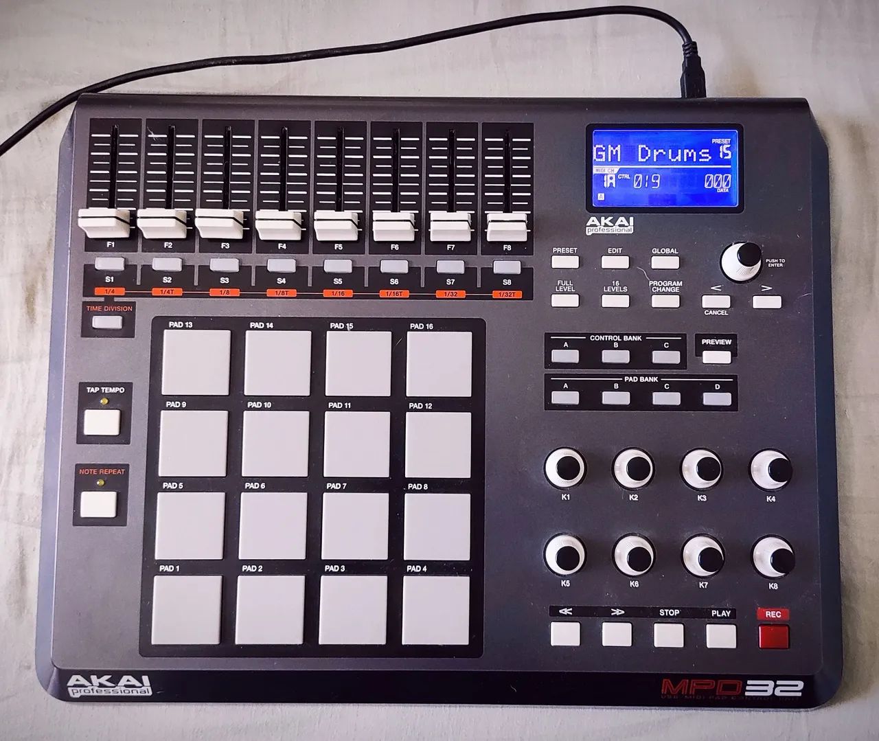 Controladora Akai MPD32 