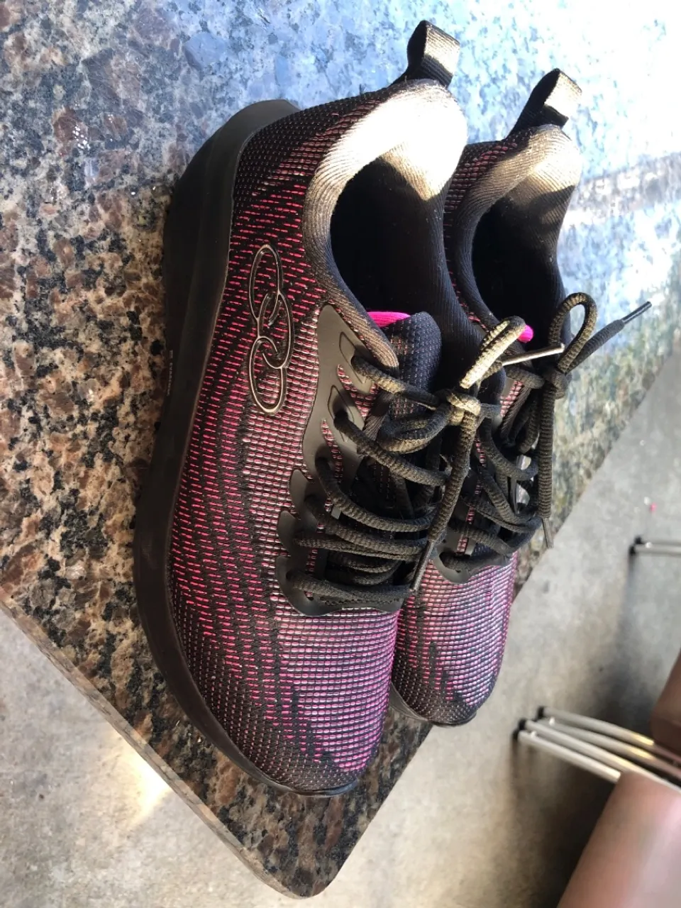 Tênis preto com rosa