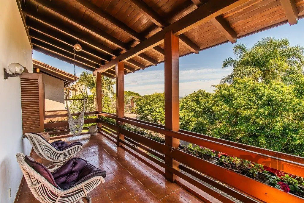 Casa com quatro quartos/dormitórios e muitos ambientes aconchegantes.