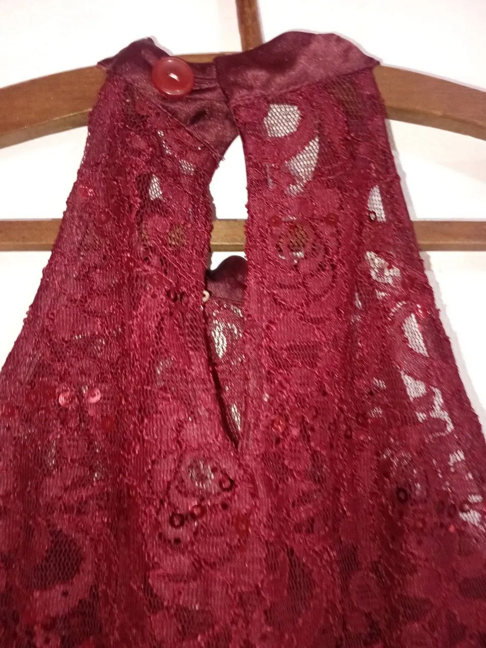 Vestido de festa bordô com echarpe - Foto 2