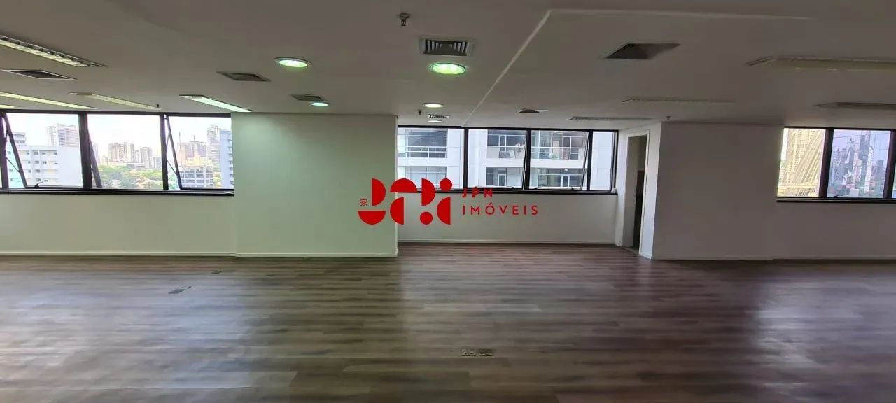 Sala comercial na Berrini - 316m², vão livre, piso vinílico, 06 vagas