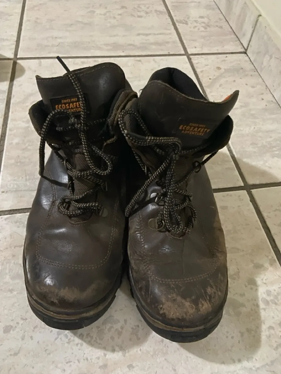 Bota de trilha e segurança