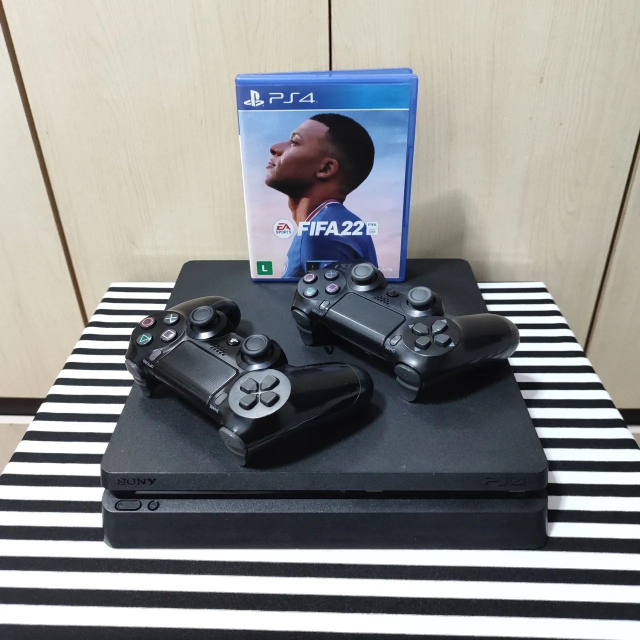 PS4 Slim + 2 controles e FIFA - faço envio 