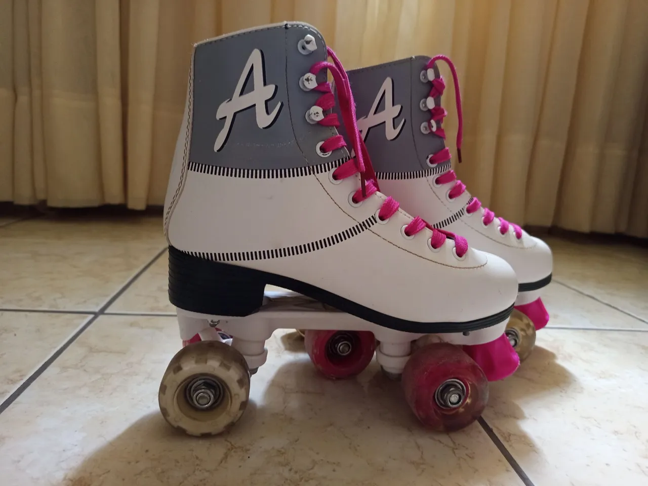 Patins Retrô com Rodas Rosa-Tamanho 36,em Ôtimo Estado!