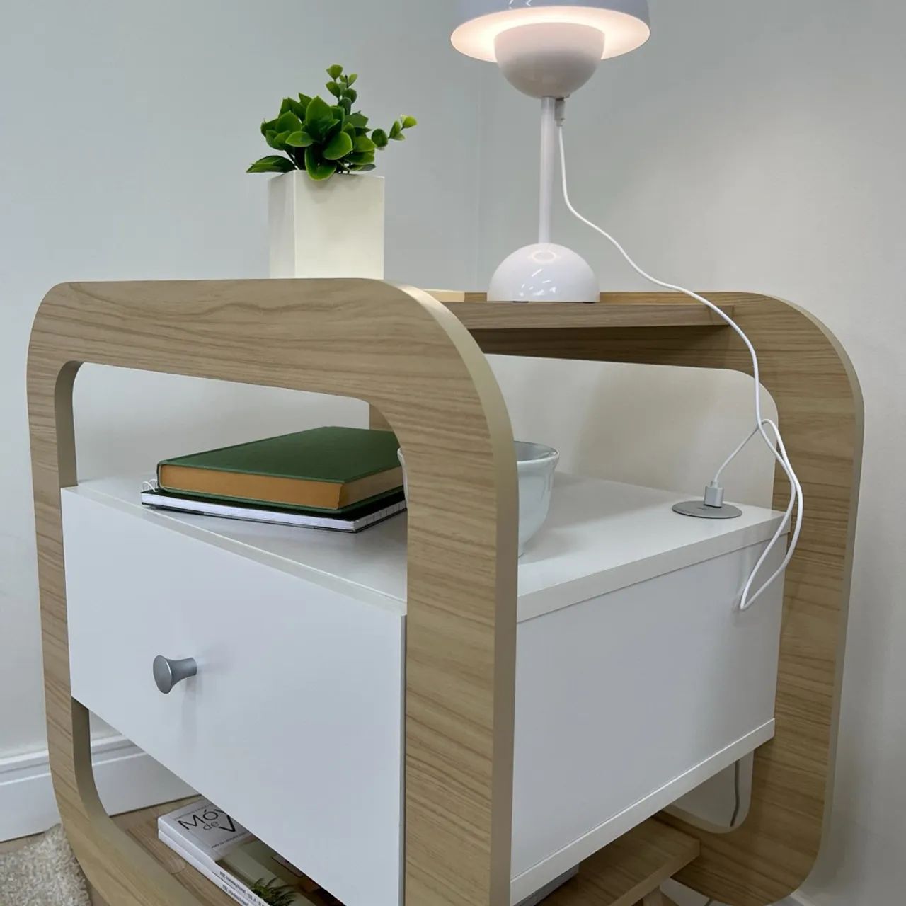 Mesa de cabeceira moderna com design elegante - Foto 2