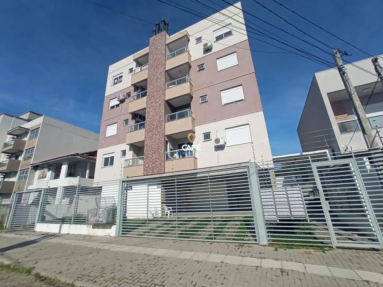 Apartamento Em Camobi De 1 Dormitório, Sala e Cozinha Conjugadas, Banheiro Socia