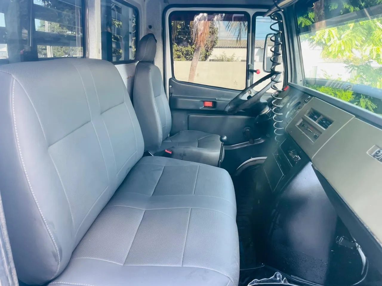 Caminhão Mercedes Benz 710 - Carga seca ano 2011 - Foto 9