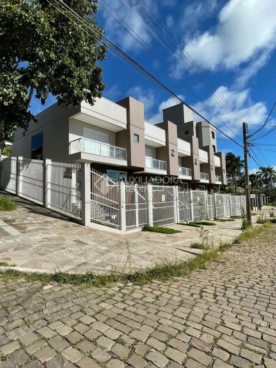 Sobrado tríplex no bairro Colina Sorriso, com 179m²