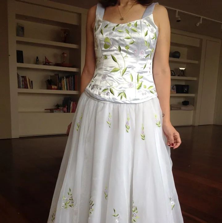 Vestido de noiva bordado com flores