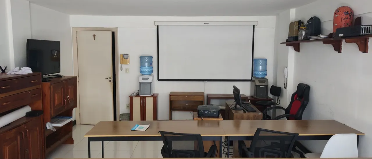 Sala para cursos, escritório ou reuniões.