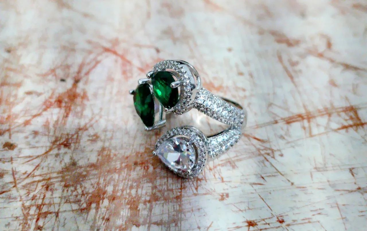 Anel pedra verde cristal e strass.  - Foto 2