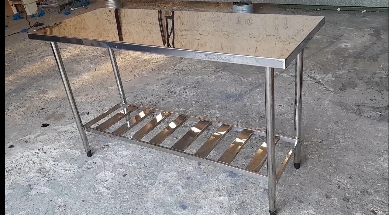 Mesa em aço inoxidável com prateleira