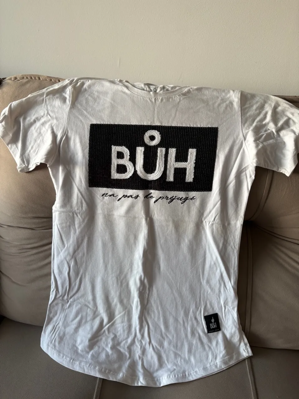 Camiseta BÜH Branca com Detalhes Paetê