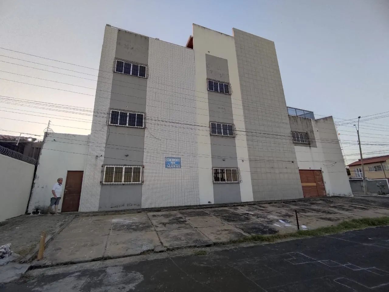 ALUGO OU VENDO PRÉDIO COMERCIAL