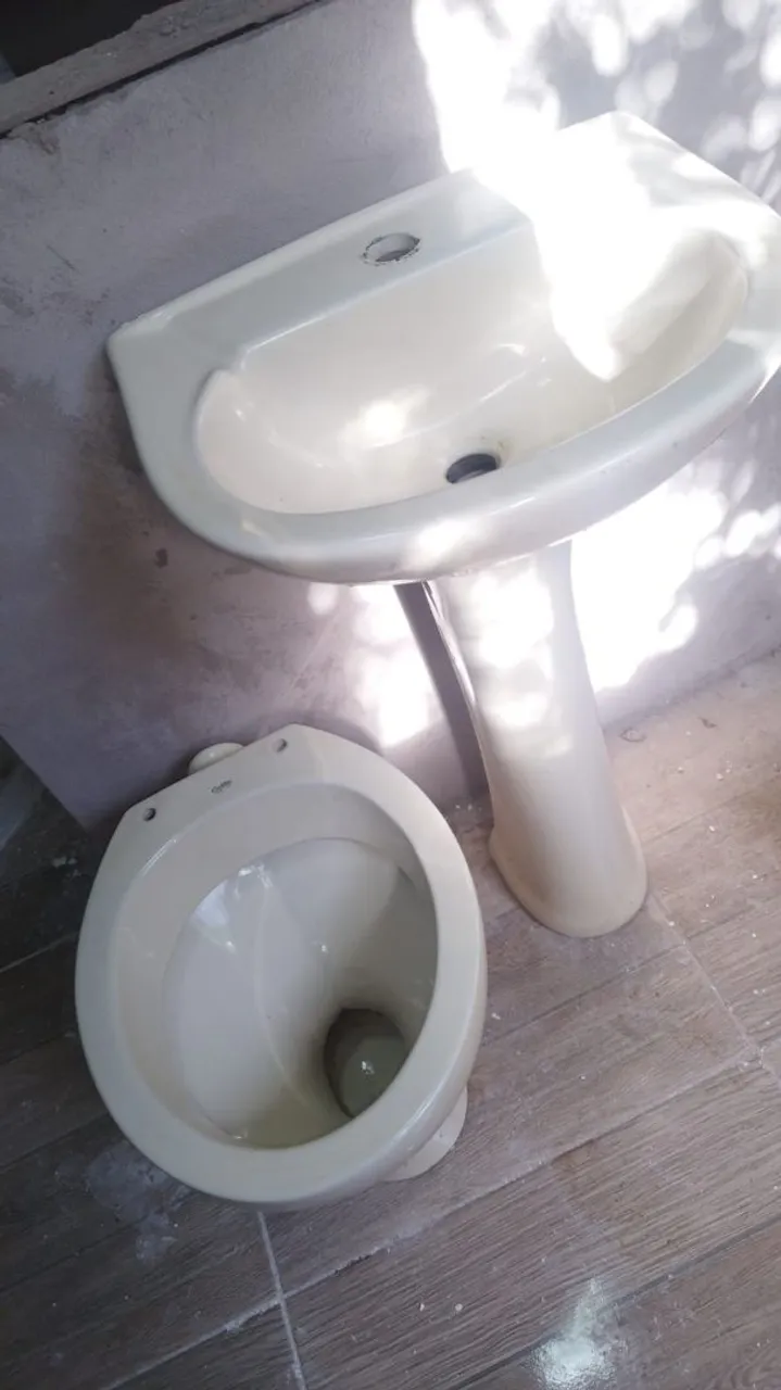 Vaso sanitário e lavatório com coluna