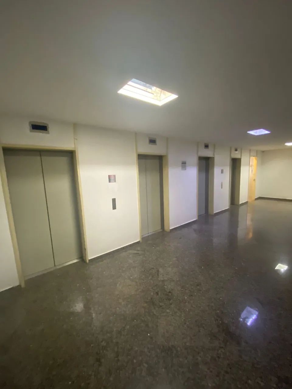 Ampla sala, ótima localização e em bom estado - Foto 3