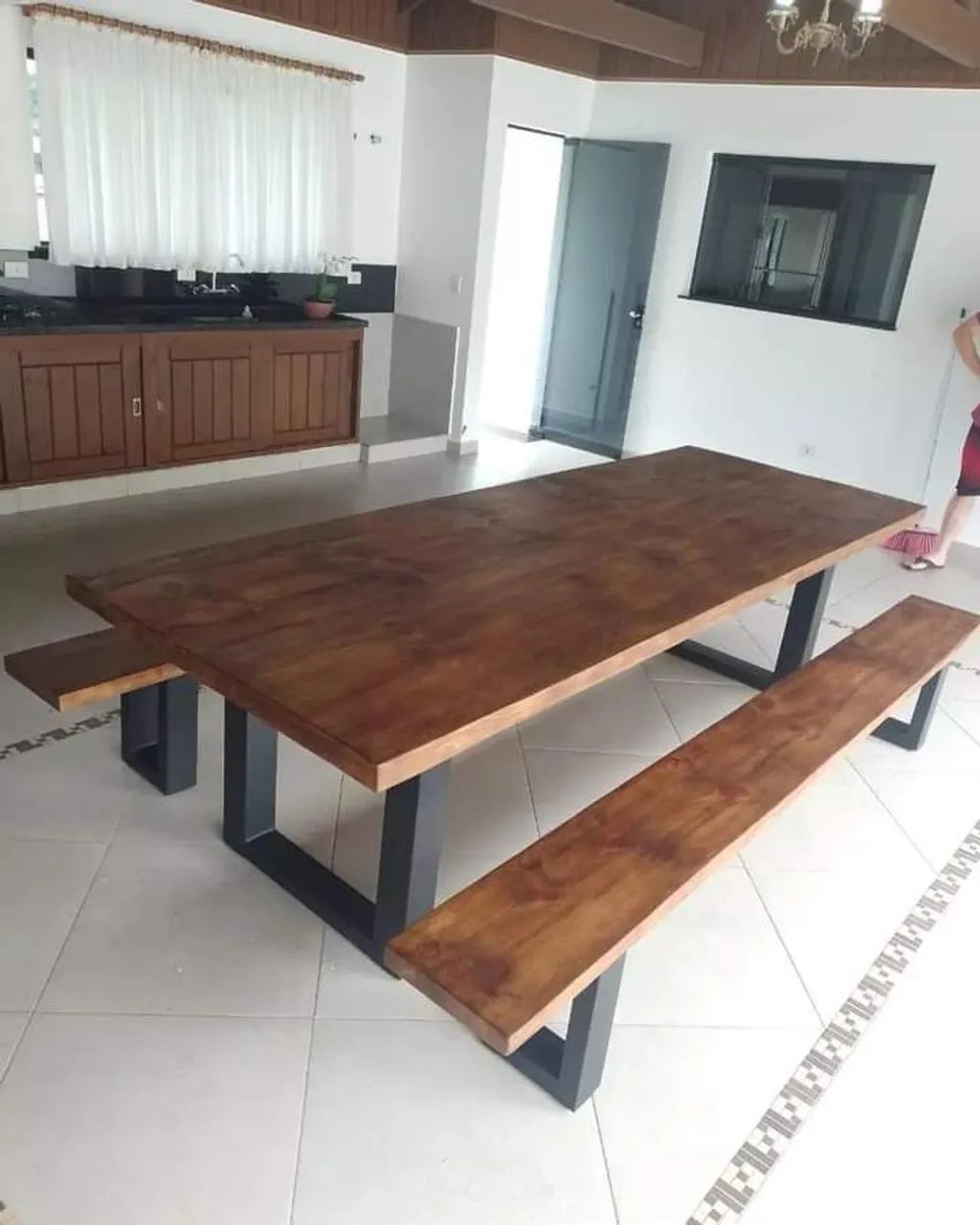 Mesa de Jantar com Bancos em Madeira Maciça e Design Industrial - Foto 3