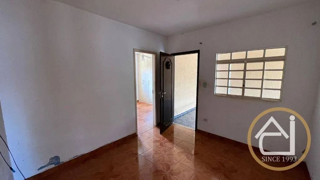 Casa com 2 quartos, 2 salas. cozinha com armários, wc e edícula com churrasqueira e cozinh - Foto 3