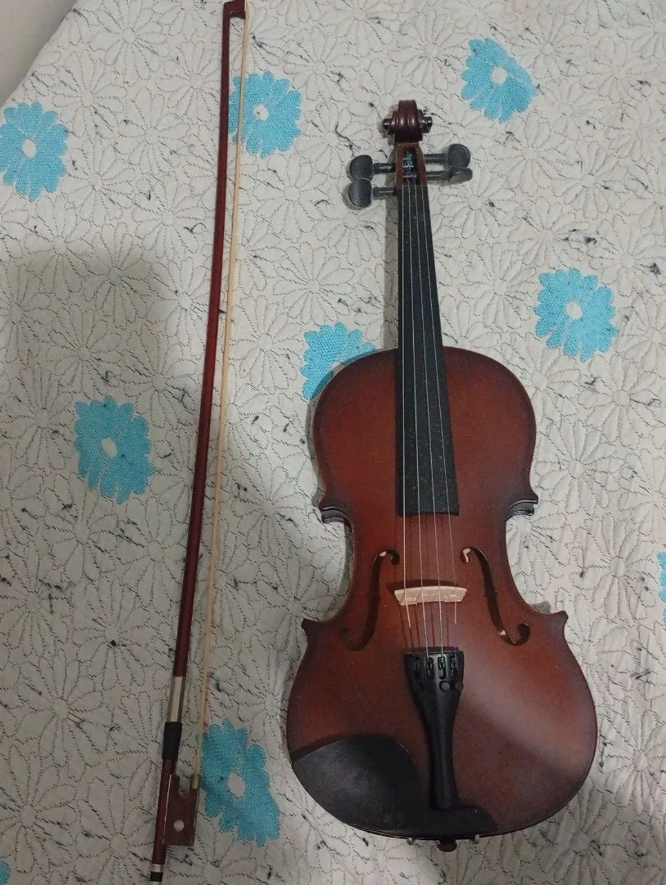Vendo violino com breu, estojo e apoio de queixo