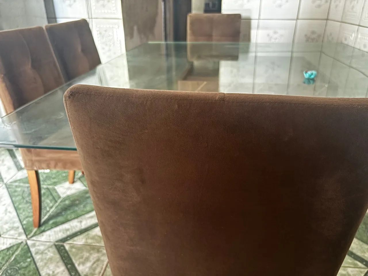 Conjunto de mesa de jantar com tampo de vidro e cadeiras