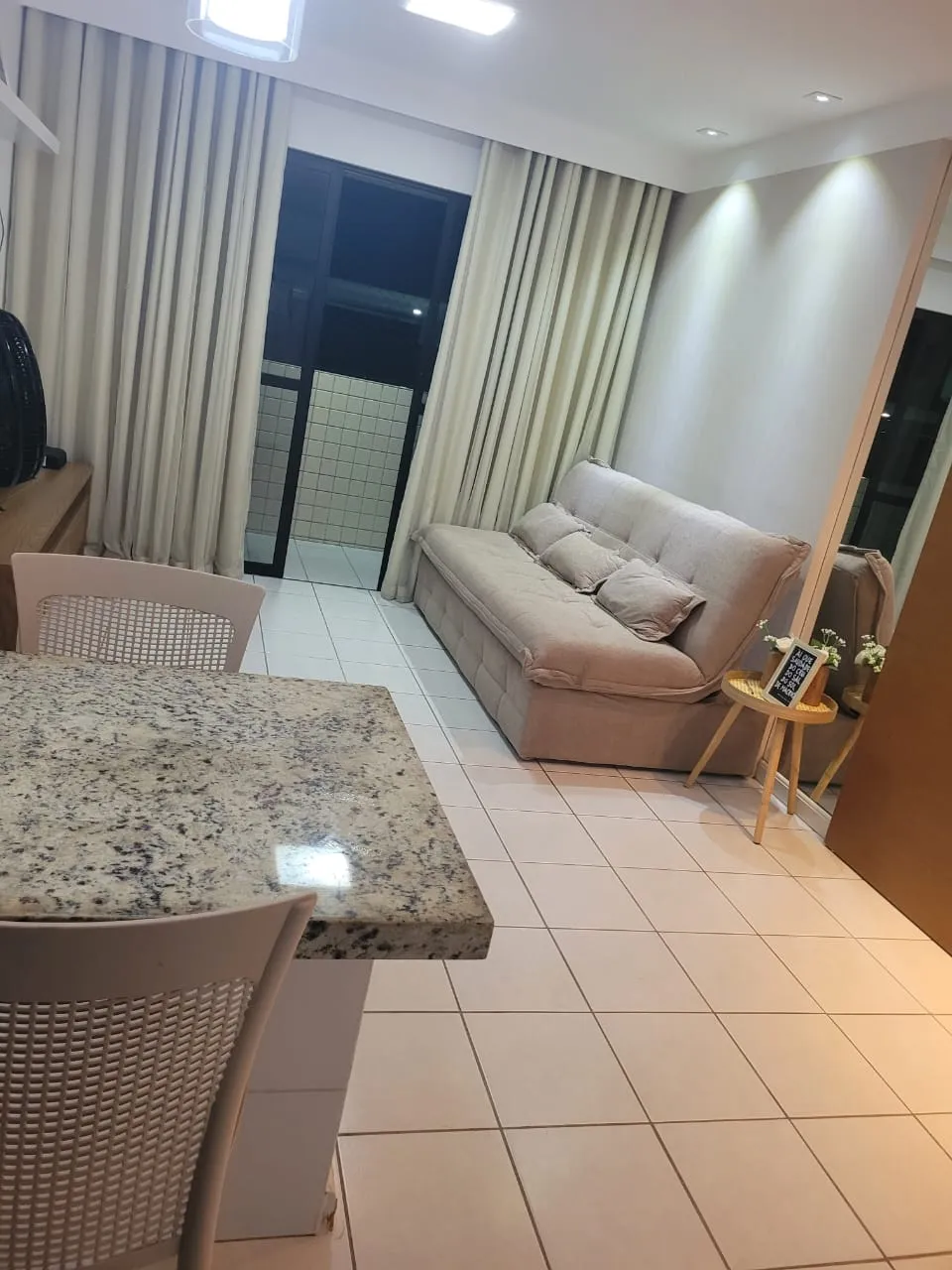 Quarto e sala com varanda, mobiliado, 43m2, 3ª quadra do mar em Jatiúca - Maceió - AL