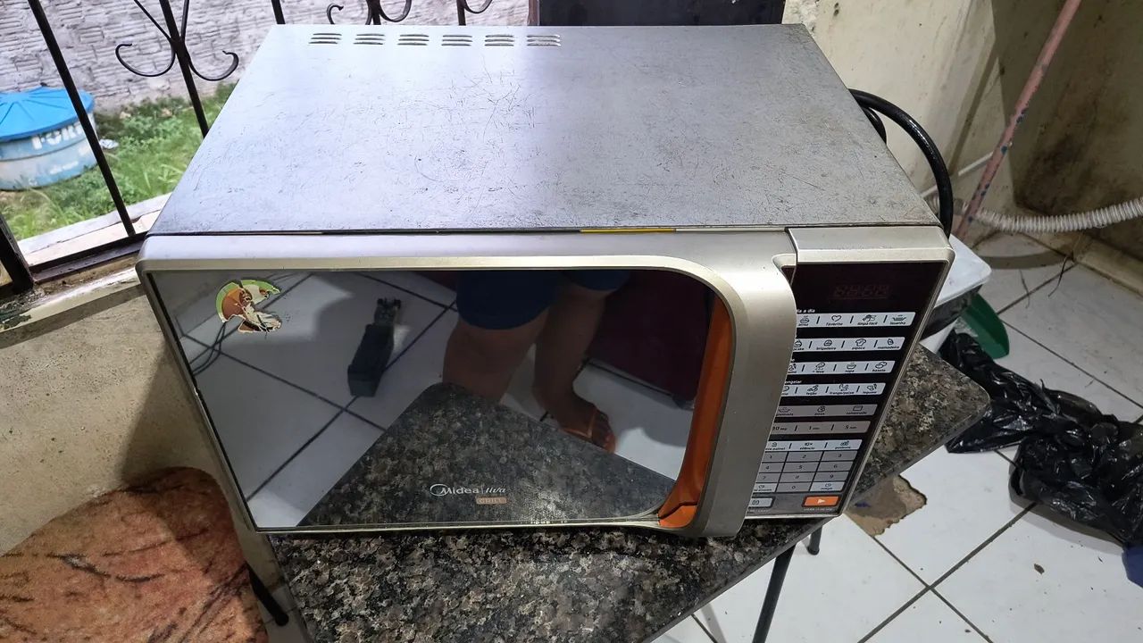 Midea Microwave in excellent condition64317480081409121
