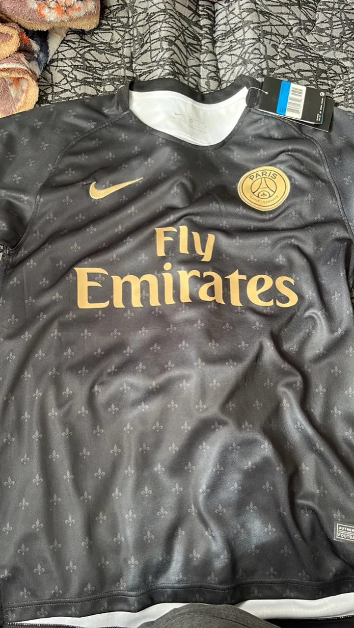 Camisa PSG preta com detalhes dourados