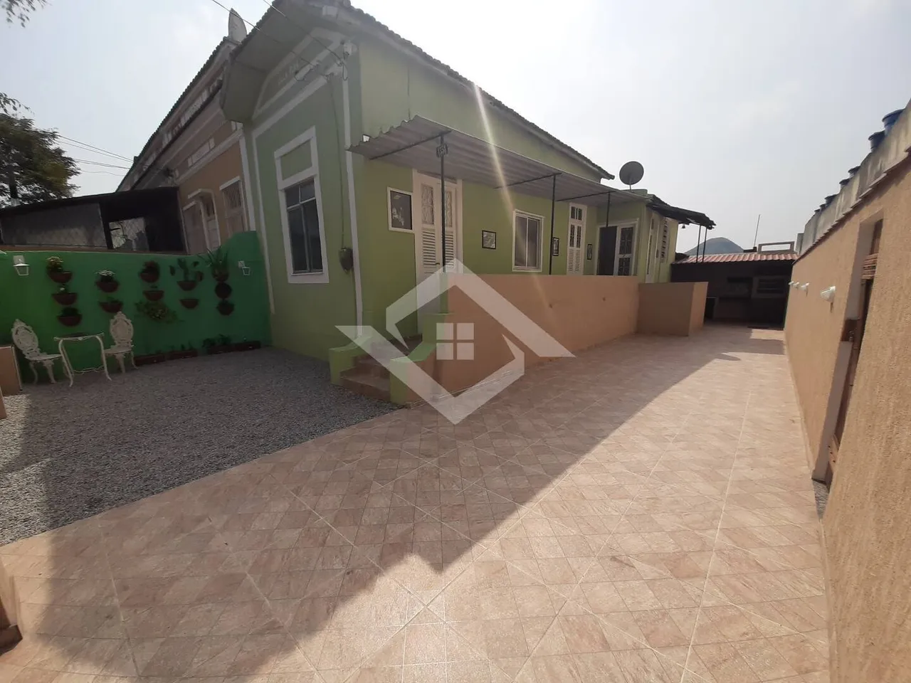 Casa de frente de rua com aproximadamente 180m2, próxima ao Rei do Bacalhau