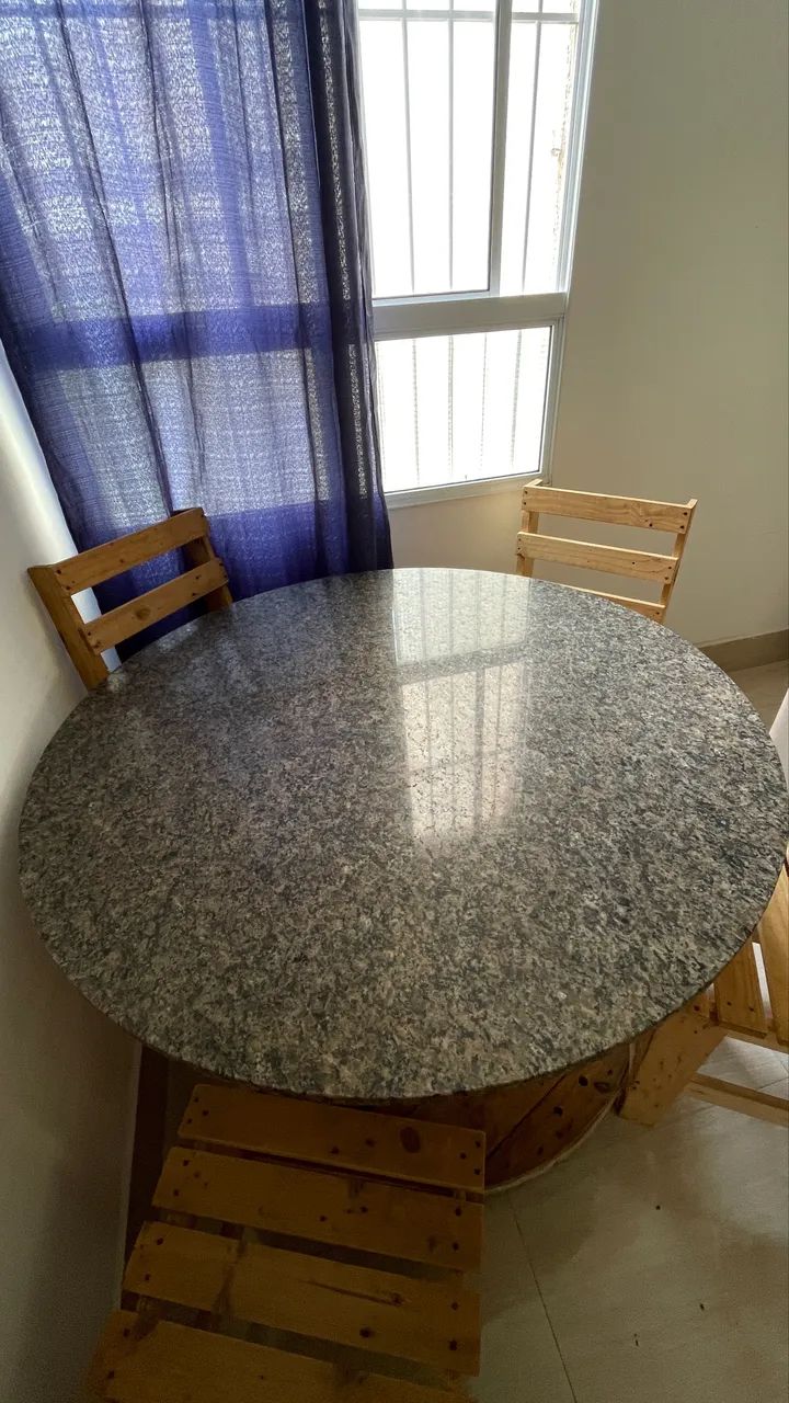 Mesa Madeira rústica + pedra mármore + 4 cadeiras