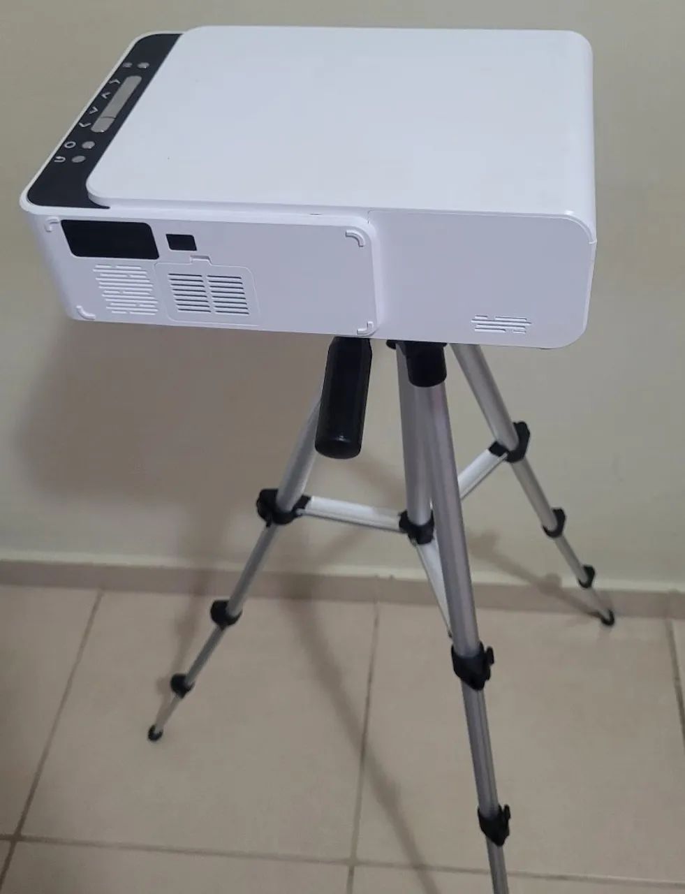 Projetor de 30 a 180"pol com controle remoto e tripé  - Foto 4