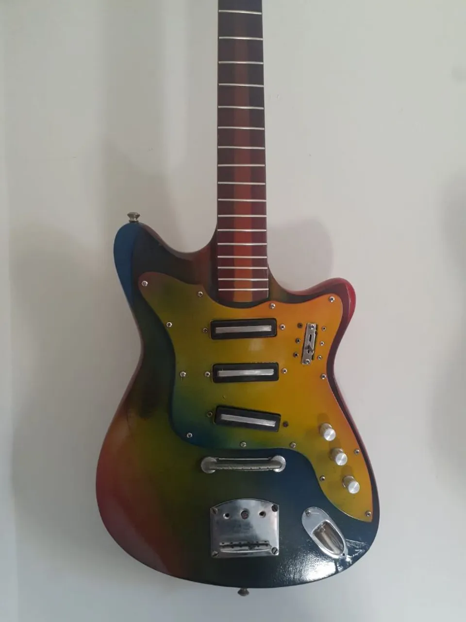 Guitarra Elétrica TonanteVintage com Acabamento Arco-Íris