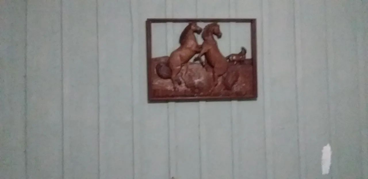 Moldura decorativa  com entalhes de cavalos  em alto relevo  em madeira nobre 