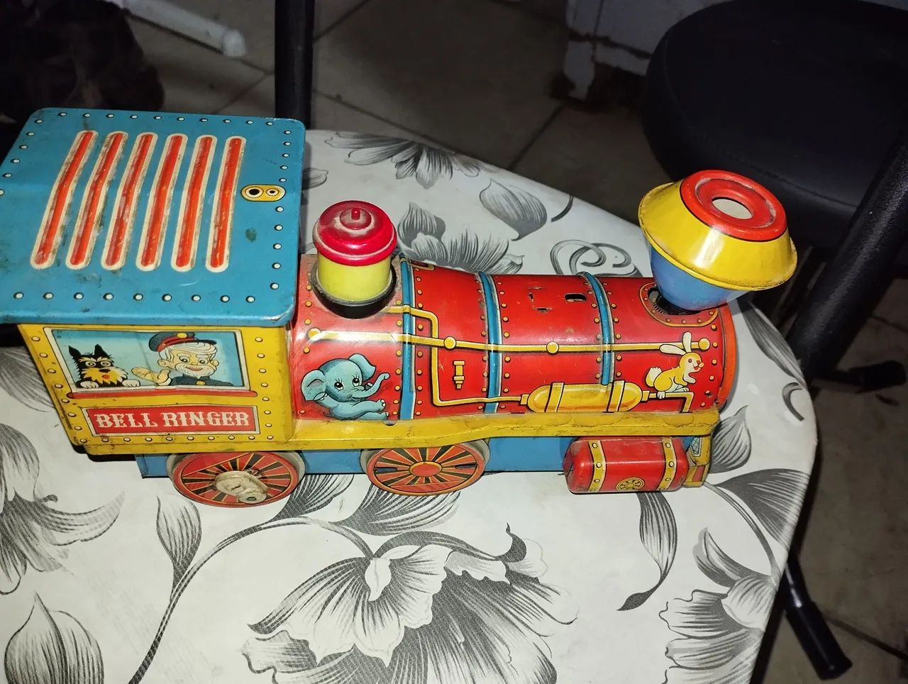 Trenzinho antigo japonês de lata bate volta.