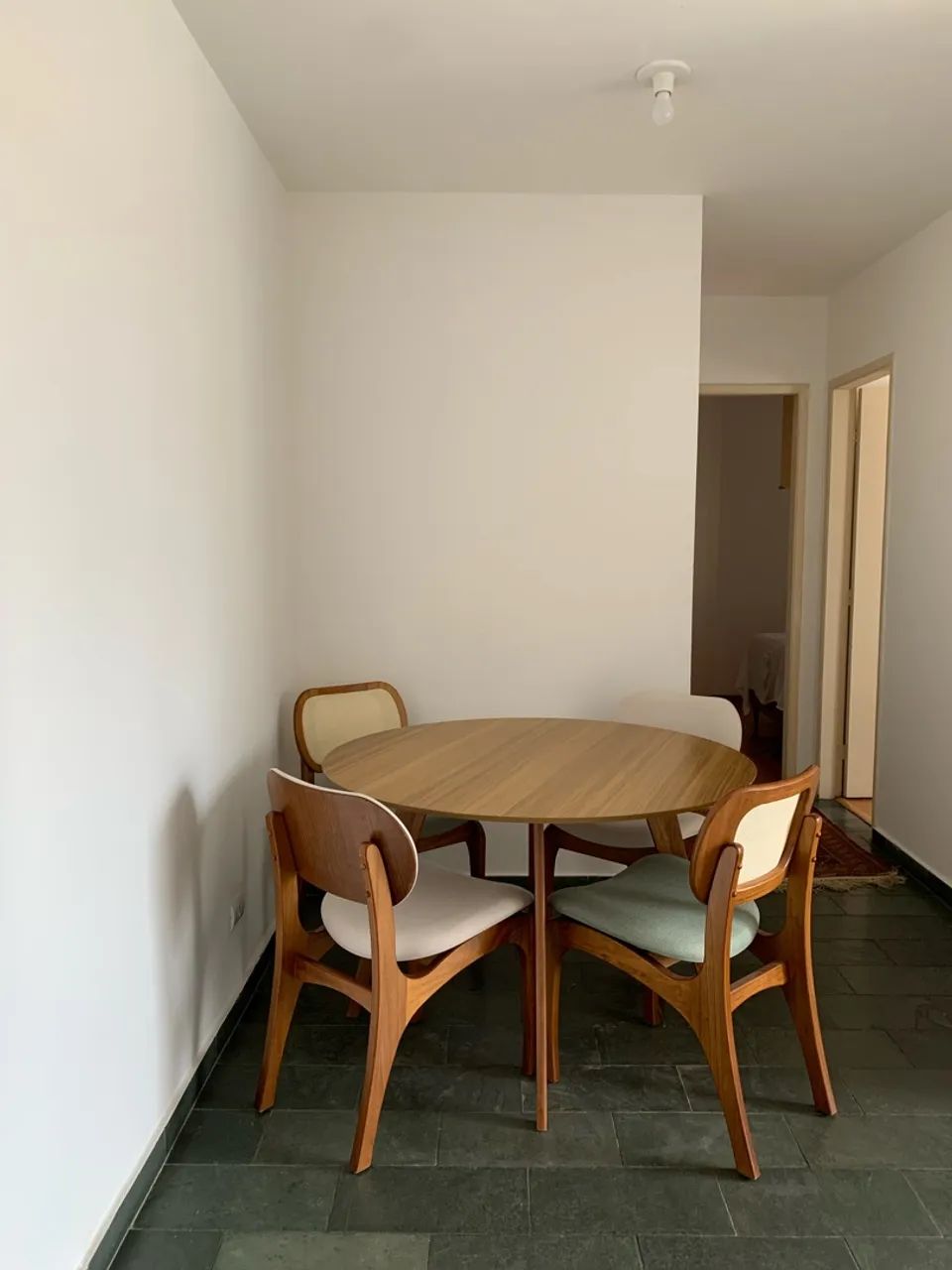 Cadeira madeira estofada e mesa alta qualidade