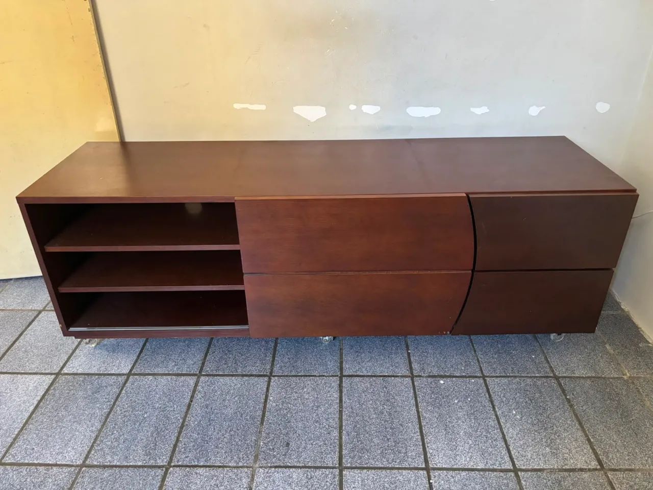 Rack em Madeira Maciça - Robusto e Elegante