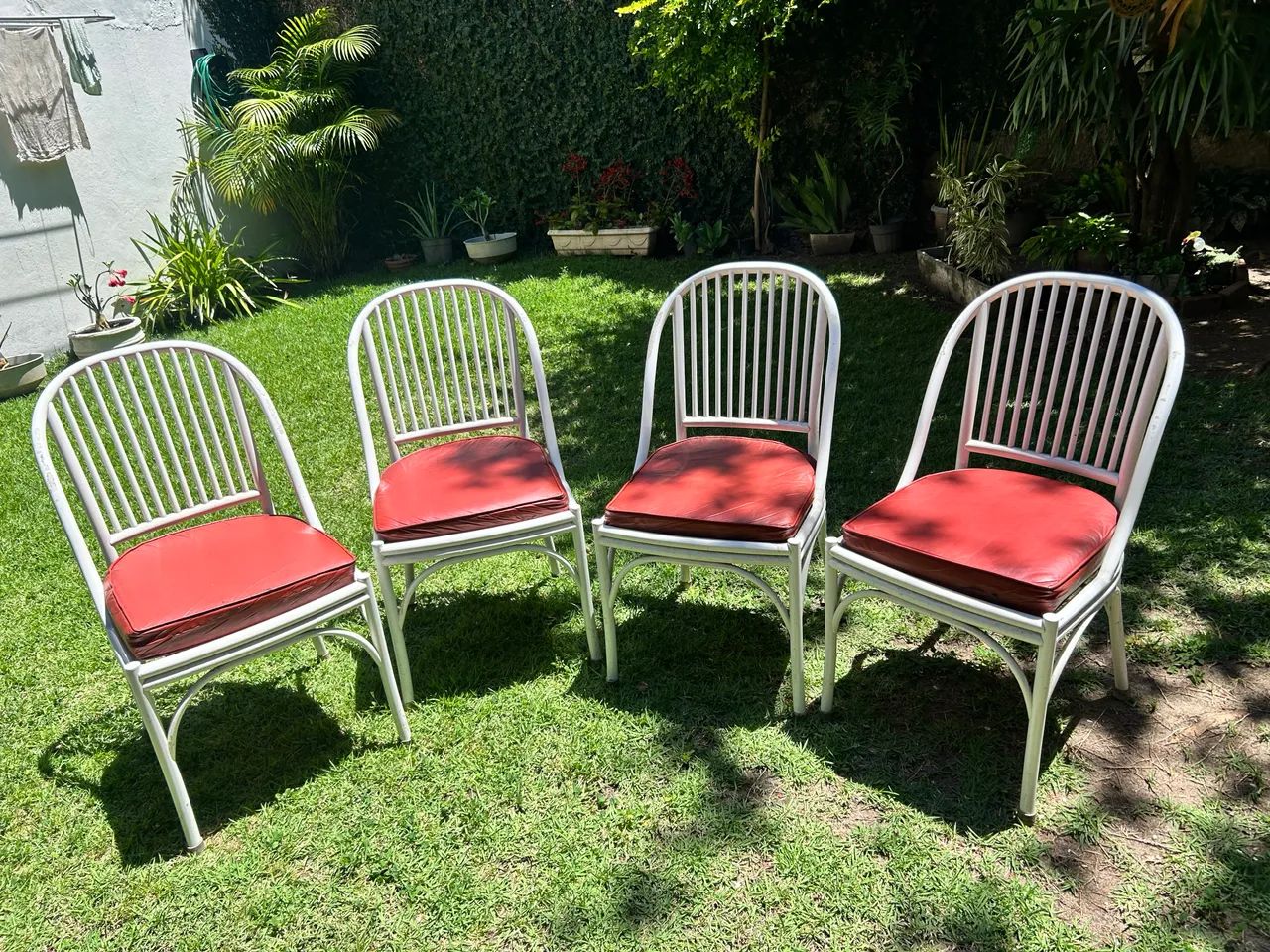 Quatro cadeiras de alumínio 