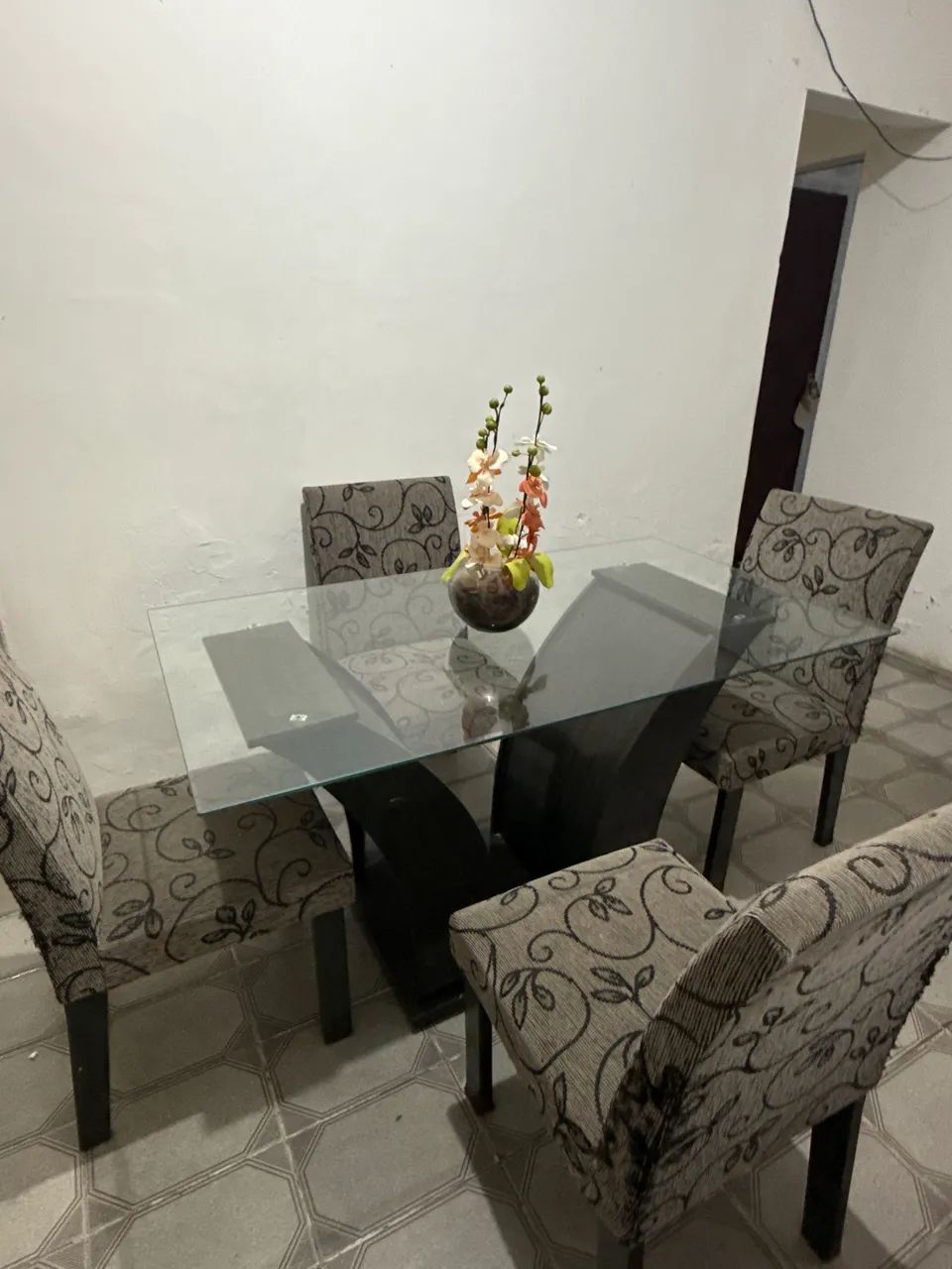 Mesa de vidro com 4 cadeiras  - Foto 2