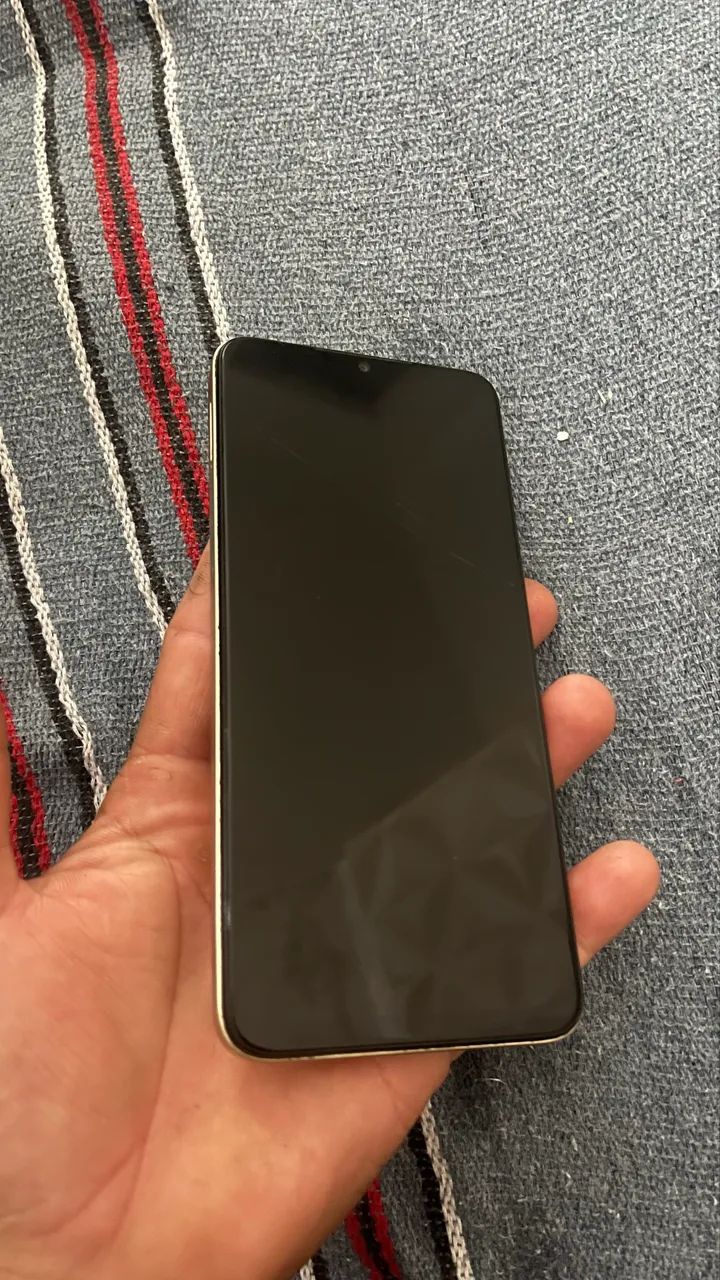 Celular seme novo 