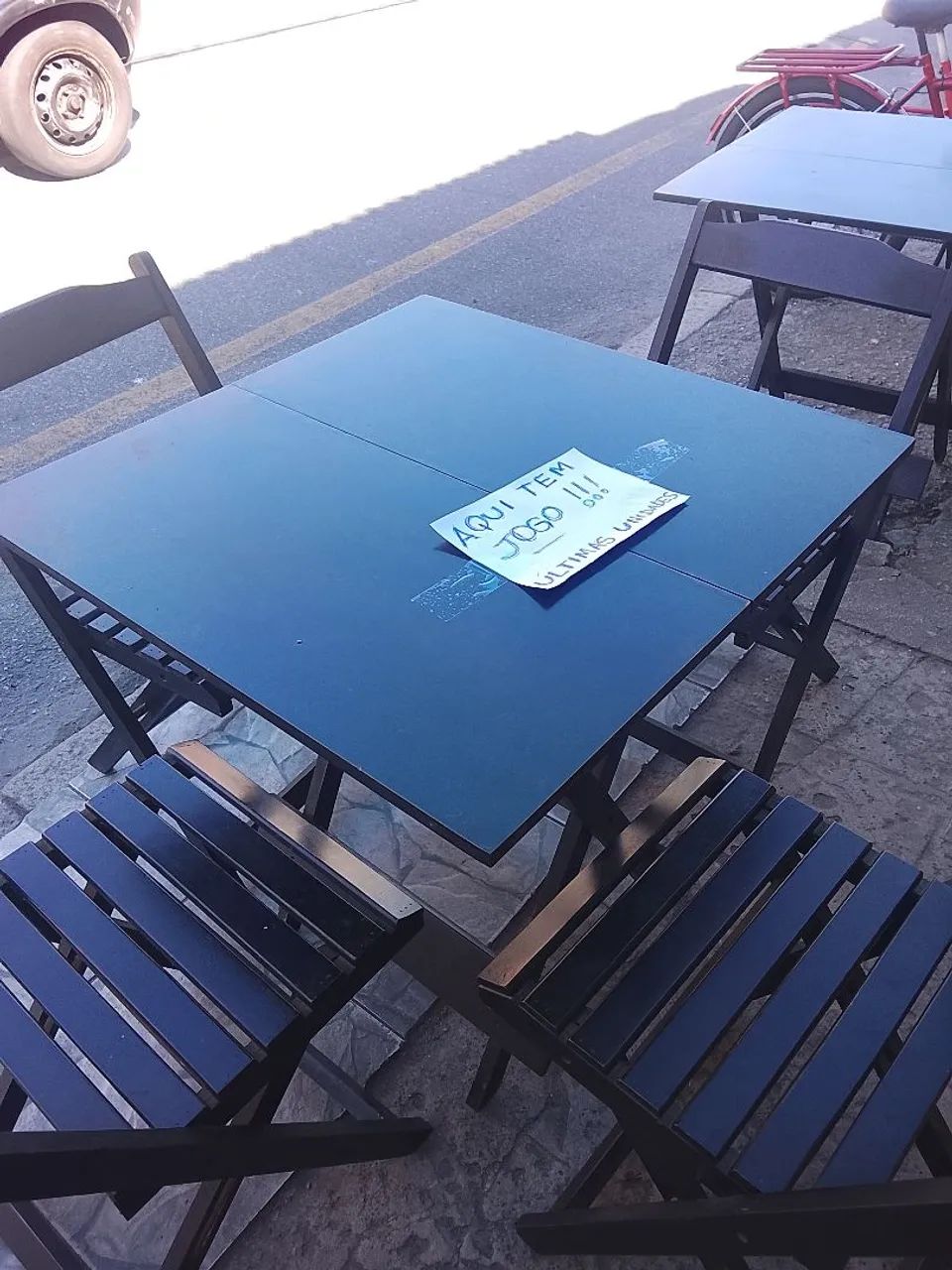 Vendo jogo de mesa de madeira flexível.