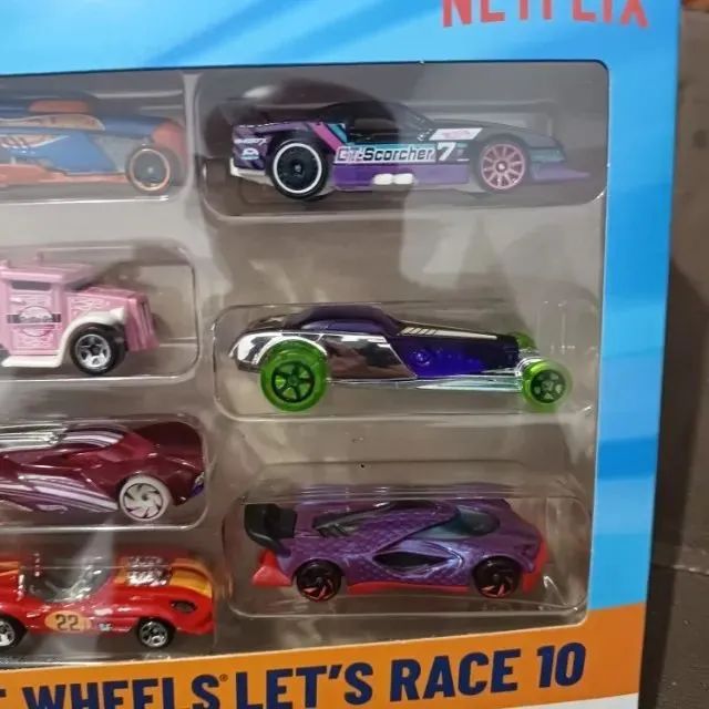 Kit com 10 carros hot whells lets race da série da Netflix original Mattel - Foto 2