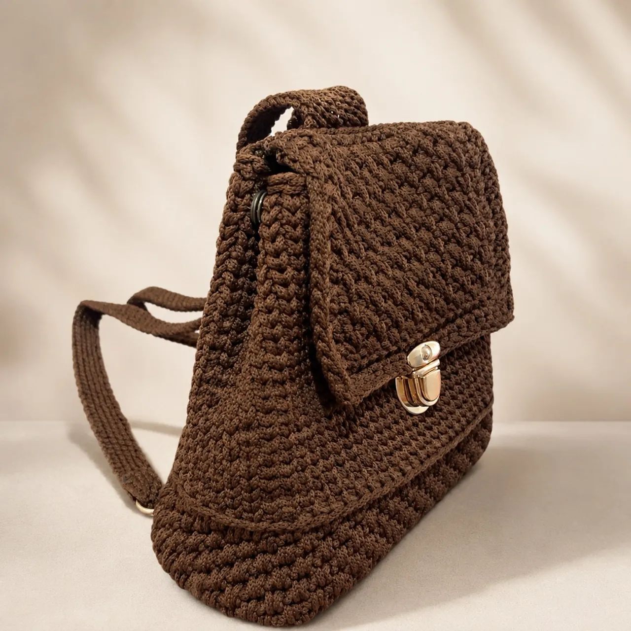 Vendo mochila marrom em crochê 