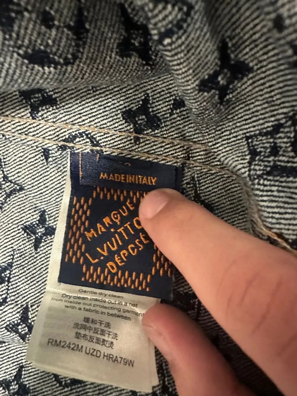 Jaqueta Jeans Louis Vuitton com Jacquard Monogram LV - Foto 5