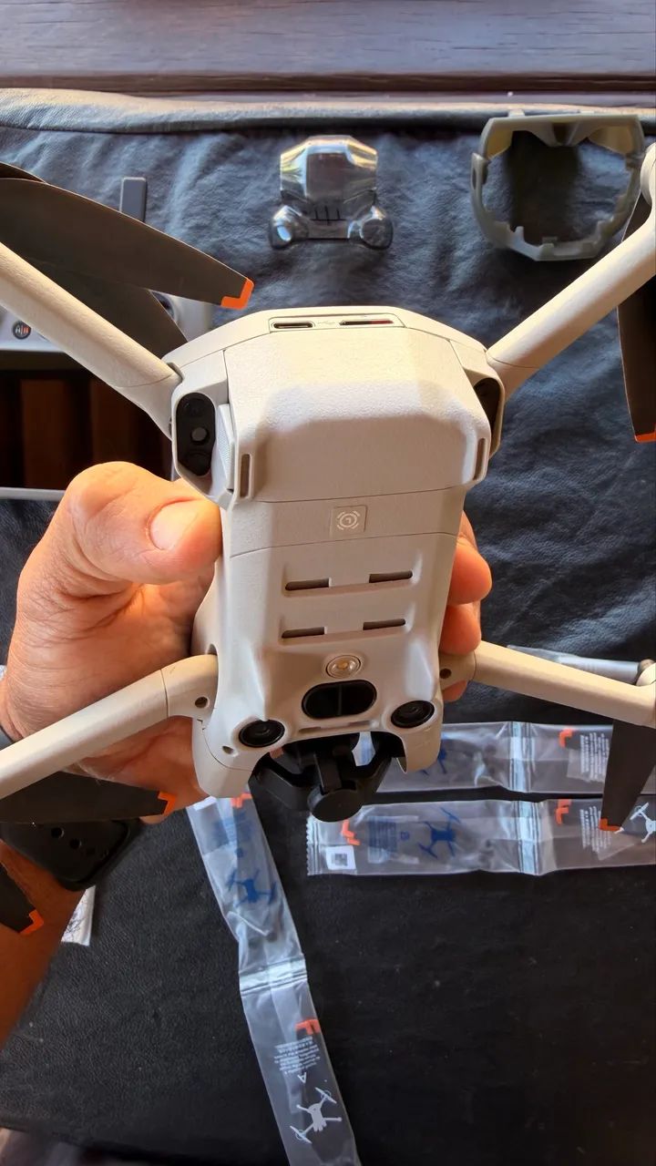 Drone DJI Mini 4 Pro - Fly More Combo + Controle RC 2  - Foto 3