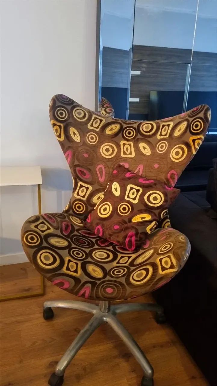 Cadeira estilo egg