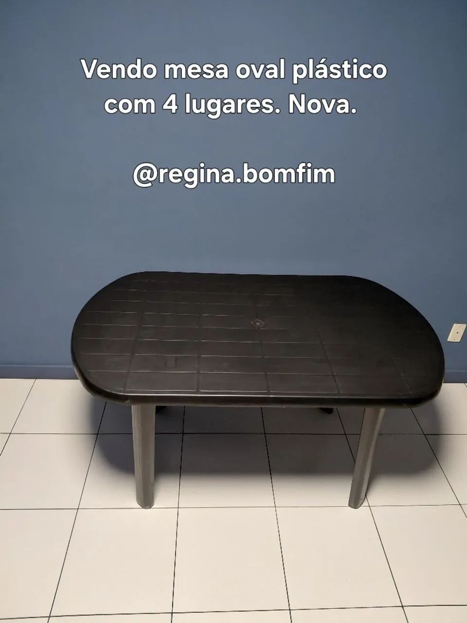 Mesa Oval multiuso. Plástico  resistente. Sem cadeiras. Sem uso.