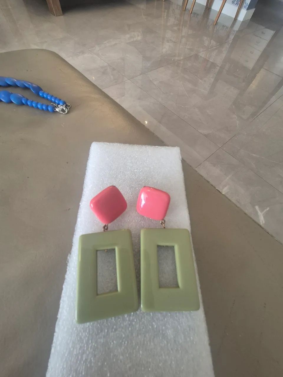 Brinco de acrílico rosa e verde nunca usado